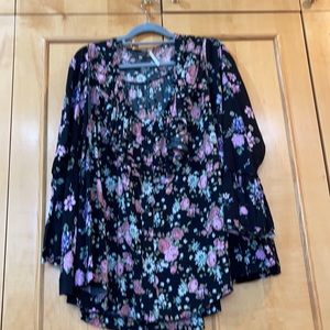 New XS Free people Multicolored Flowing Top☘️